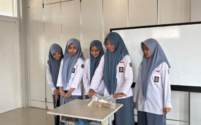 Pahami Sifat Koligatif Larutan, Siswa XII-3 MAN 1 Majalengka Gelar Praktikum Pembuatan Es