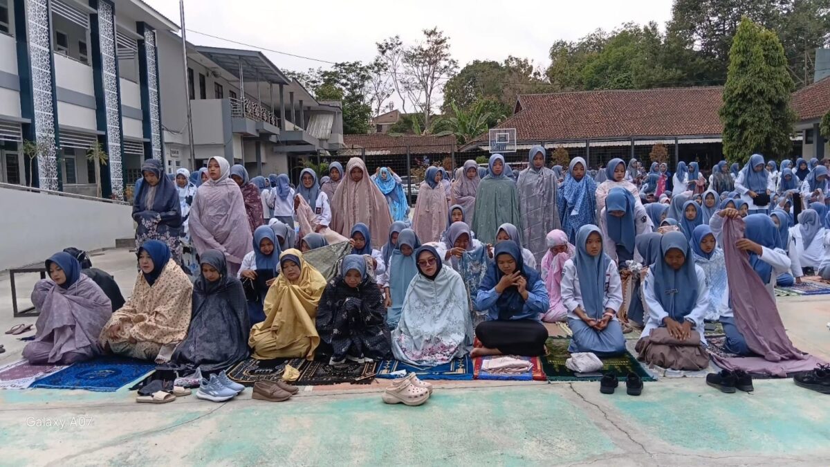 Teladani Siswa, Guru MAN 1 Majalengka Penuhi Barisan Depan Shalat Duha dan Do’a Pagi