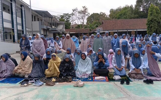 Teladani Siswa, Guru MAN 1 Majalengka Penuhi Barisan Depan Shalat Duha dan Do’a Pagi