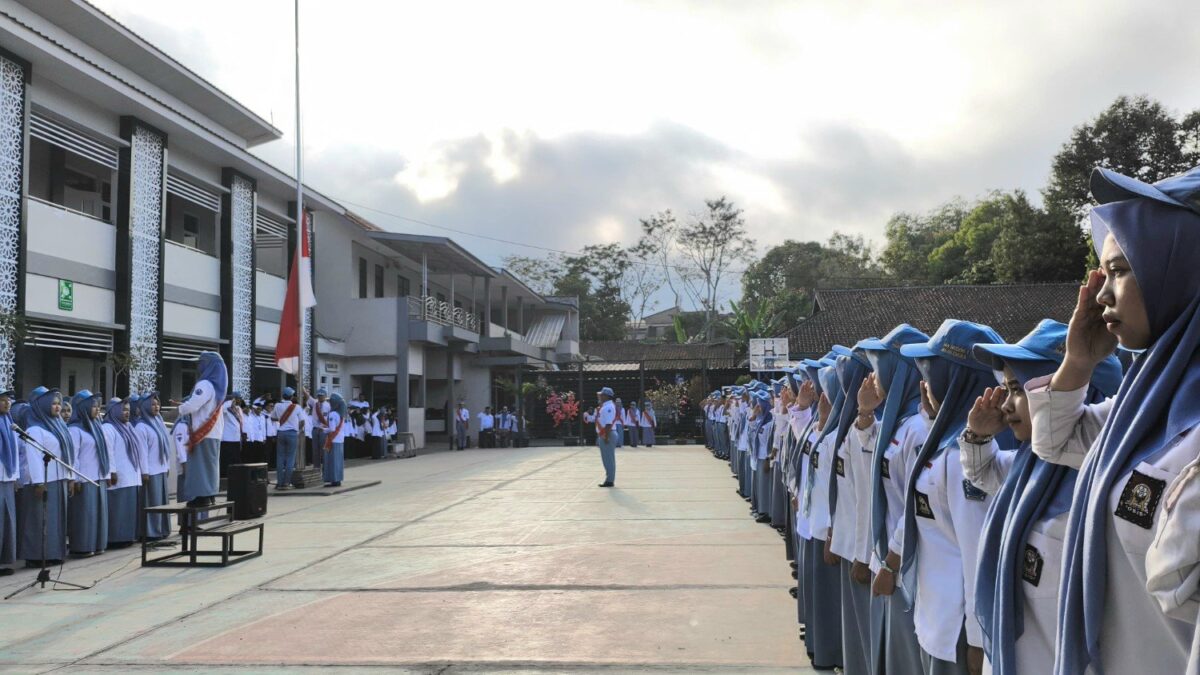Tampil Khidmat, Siswa XII-6 MAN 1 Majalengka Sukses Jalani Tugas Upacara Bendera