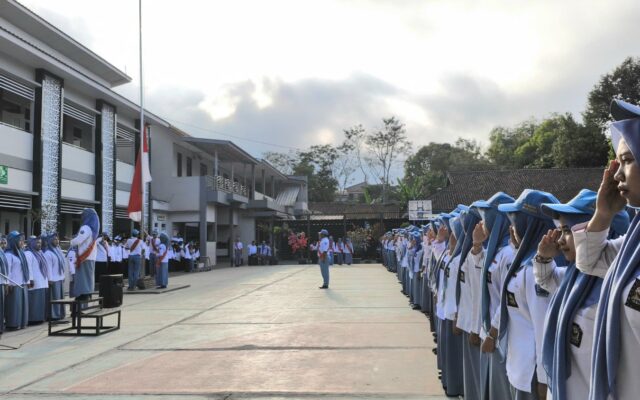 Tampil Khidmat, Siswa XII-6 MAN 1 Majalengka Sukses Jalani Tugas Upacara Bendera