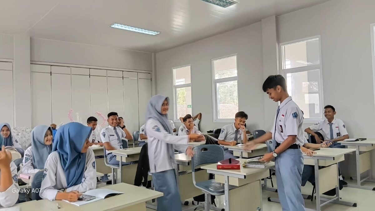 Tingkatkan Literasi Al-Qur’an, MAN 1 Majalengka Bagikan Al-Qur’an Per Juz kepada Siswa