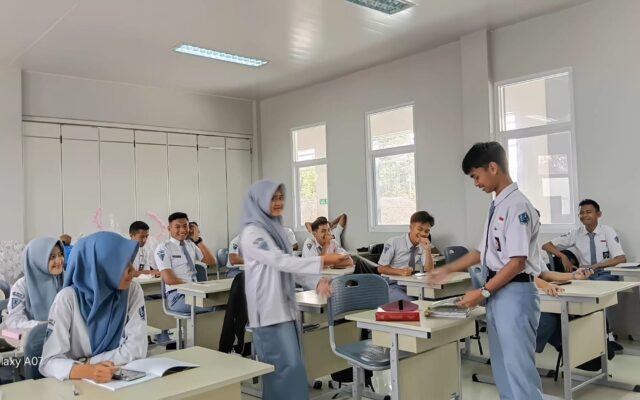 Tingkatkan Literasi Al-Qur’an, MAN 1 Majalengka Bagikan Al-Qur’an Per Juz kepada Siswa