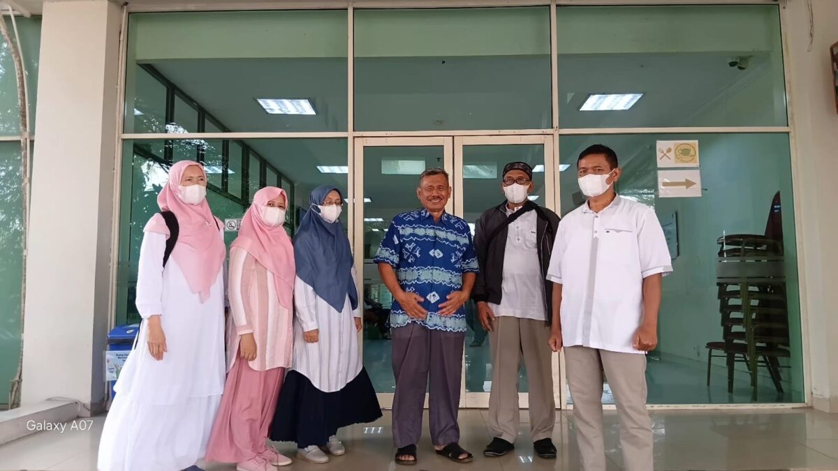 Wujudkan Rasa Empati, Perwakilan Guru MAN 1 Majalengka Jenguk Rekan Kerja di RS Sumber Waras Cirebon