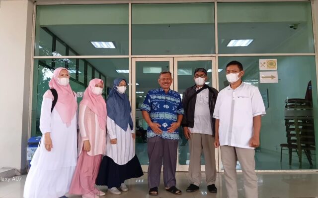Wujudkan Rasa Empati, Perwakilan Guru MAN 1 Majalengka Jenguk Rekan Kerja di RS Sumber Waras Cirebon