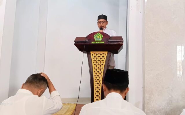 Khutbah Jumat di MAN 1 Majalengka Tegaskan Sifat Orang Saleh dan Perkuat Silaturahmi