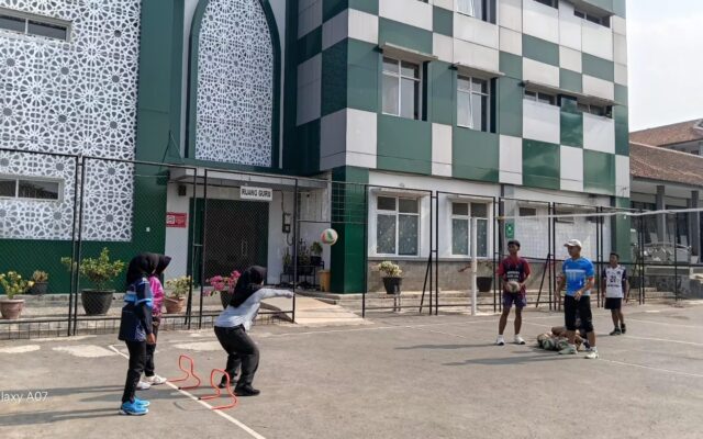 MAN 1 Majalengka Gelar Pembinaan Atlet Bola Voli Kelas X.13 Guna Tingkatkan Prestasi