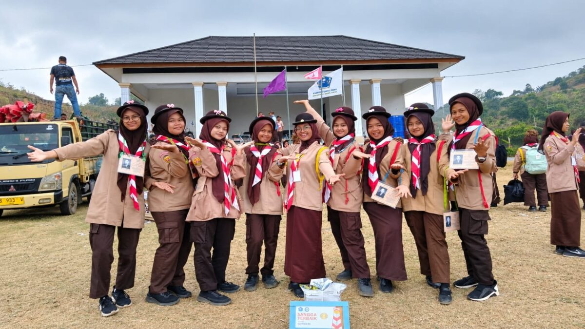 Wali Kelas XII.3 MAN 1 Majalengka Jenguk Anak Perwalian dan Beri Pembekalan Perkemahan