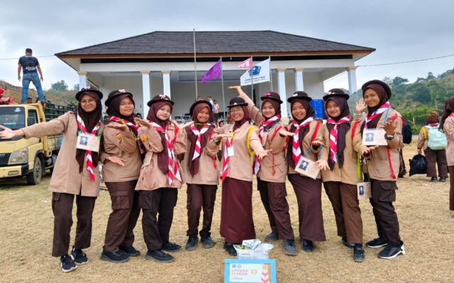 Wali Kelas XII.3 MAN 1 Majalengka Jenguk Anak Perwalian dan Beri Pembekalan Perkemahan