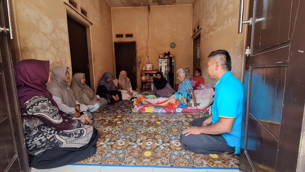 Pererat Tali Silaturahmi, Keluarga Besar MAN 1 Majalengka Jenguk Ibunda Staf yang Sakit