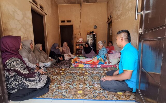 Pererat Tali Silaturahmi, Keluarga Besar MAN 1 Majalengka Jenguk Ibunda Staf yang Sakit