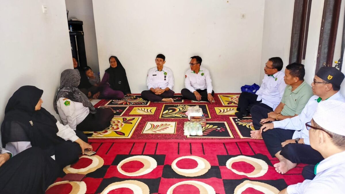 Pererat Silaturahmi, Plt Kepala, Guru, dan Staf MAN 1 Majalengka Gelar Takziyah
