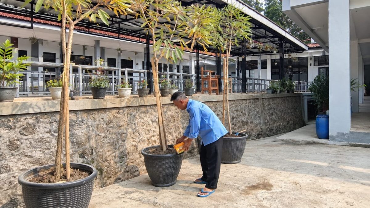 Perkuat Pilar Cinta Lingkungan, ASN MAN 1 Majalengka Konsisten Merawat Sarana Pembelajaran Terbuka