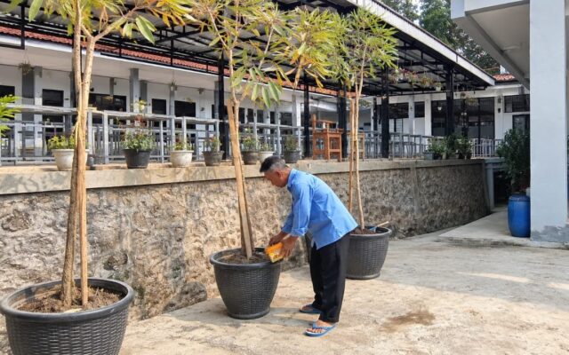 Perkuat Pilar Cinta Lingkungan, ASN MAN 1 Majalengka Konsisten Merawat Sarana Pembelajaran Terbuka