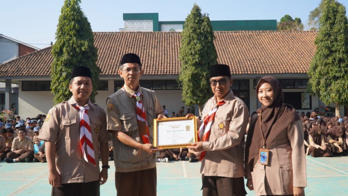 Tim Humas Serahkan Sertifikat Penghargaan Kontributor Berita Kemenag kepada Plt Kaur TU MAN 1 Majalengka