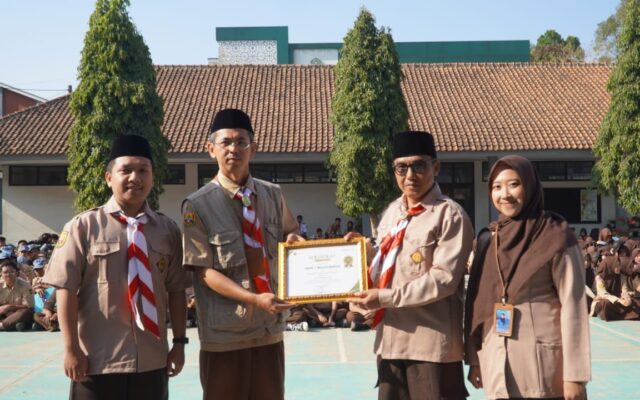 Tim Humas Serahkan Sertifikat Penghargaan Kontributor Berita Kemenag kepada Plt Kaur TU MAN 1 Majalengka