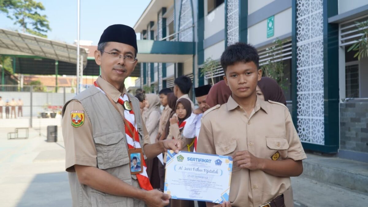 MAN 1 Majalengka Berikan Sertifikat Penghargaan kepada Siswa Berprestasi Piala Soeratin