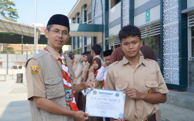 MAN 1 Majalengka Berikan Sertifikat Penghargaan kepada Siswa Berprestasi Piala Soeratin