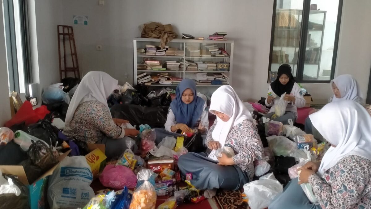 Gotong Royong Persiapkan Peringatan Maulid Nabi Muhammad SAW, IRMA MAN 1 Majalengka Kemas Ribuan Paket Kudapan