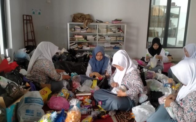 Gotong Royong Persiapkan Peringatan Maulid Nabi Muhammad SAW, IRMA MAN 1 Majalengka Kemas Ribuan Paket Kudapan