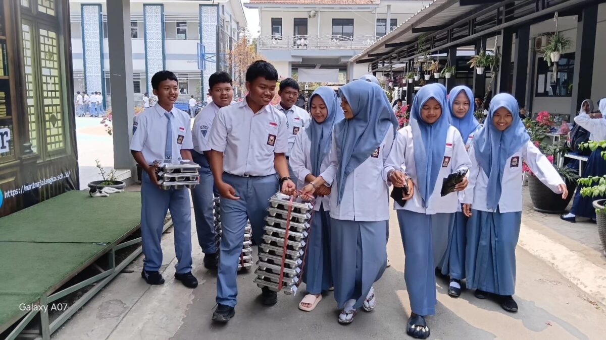 Tumbuhkan Karakter Gotong Royong, Siswa X-1 MAN 1 Majalengka Kompak Distribusikan MBG