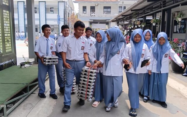 Tumbuhkan Karakter Gotong Royong, Siswa X-1 MAN 1 Majalengka Kompak Distribusikan MBG