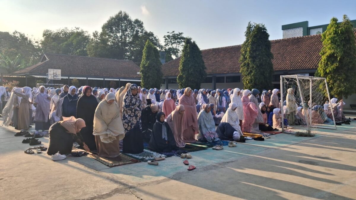 Tingkatkan Kedisiplinan dan Spiritual, Siswi MAN 1 Majalengka Rutin Jalani Sholat Dhuha Bersama