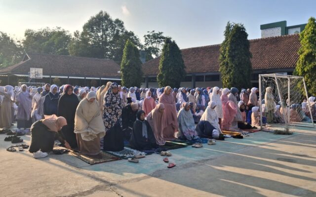 Tingkatkan Kedisiplinan dan Spiritual, Siswi MAN 1 Majalengka Rutin Jalani Sholat Dhuha Bersama