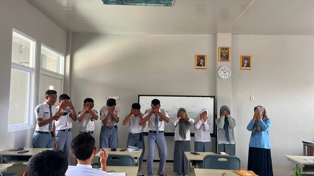 Kreatif dan Komunitatif, Siswa MAN 1 Majalengka Presentasikan Hasil PBL Materi Kimia