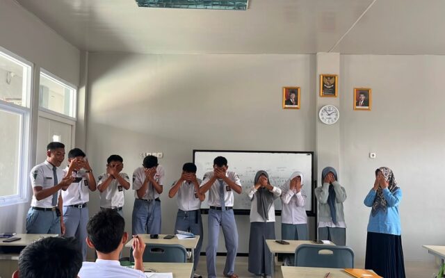 Kreatif dan Komunitatif, Siswa MAN 1 Majalengka Presentasikan Hasil PBL Materi Kimia