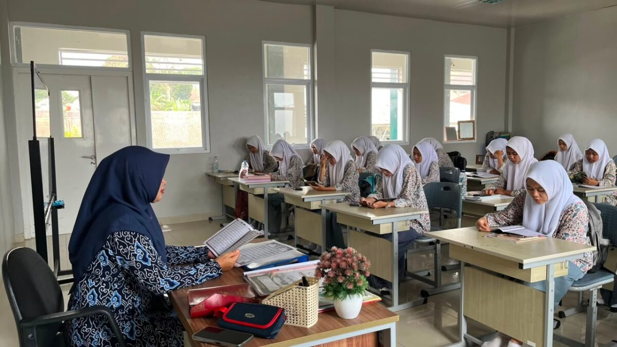 Tanamkan Nilai Religius, Siswa MAN 1 Majalengka Biaskan Mengawali Pembelajaran dengan Membaca Al-Qur’an
