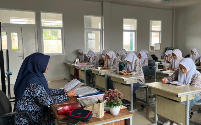 Tanamkan Nilai Religius, Siswa MAN 1 Majalengka Biaskan Mengawali Pembelajaran dengan Membaca Al-Qur’an