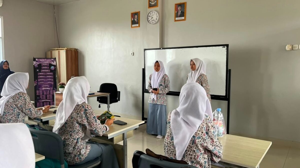 Eksplorasi Bahasa Inggris yang Seru dan Interaktif di Kelas XII-1 MAN 1 Majalengka