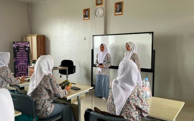 Eksplorasi Bahasa Inggris yang Seru dan Interaktif di Kelas XII-1 MAN 1 Majalengka