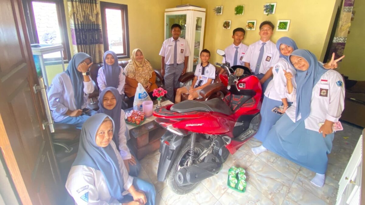 Pererat Ukhuwah, Siswa dan Wali Kelas X-1 MAN 1 Majalengka Jenguk Teman Sakit
