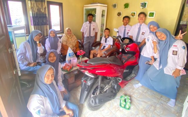 Pererat Ukhuwah, Siswa dan Wali Kelas X-1 MAN 1 Majalengka Jenguk Teman Sakit