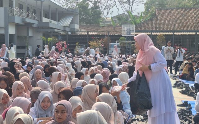 Peringati Maulid Nabi, MAN 1 Majalengka Salurkan Santunan dan Teladani Akhlak Rasulullah