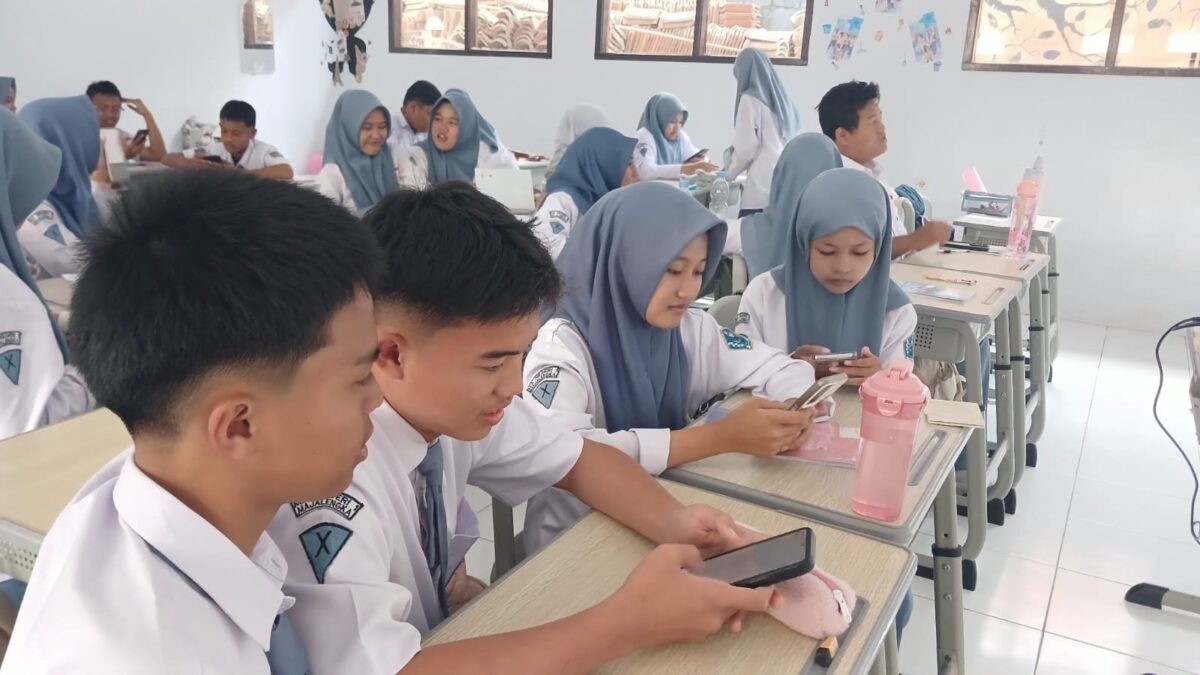 Asah Berpikir Kritis, Siswa X-1 MAN 1 Majalengka Praktik Penelitian Google Formulir