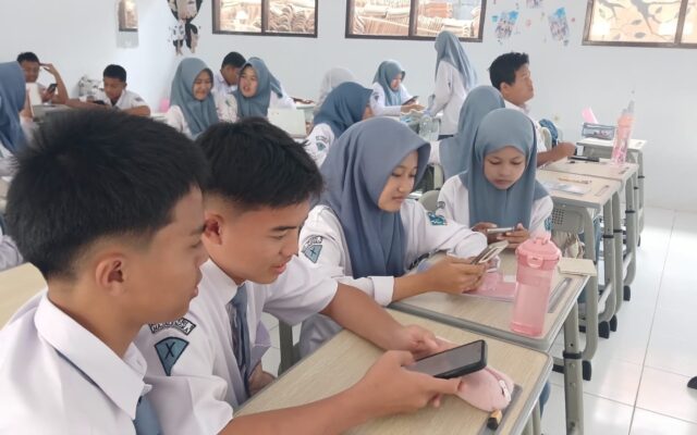 Asah Berpikir Kritis, Siswa X-1 MAN 1 Majalengka Praktik Penelitian Google Formulir