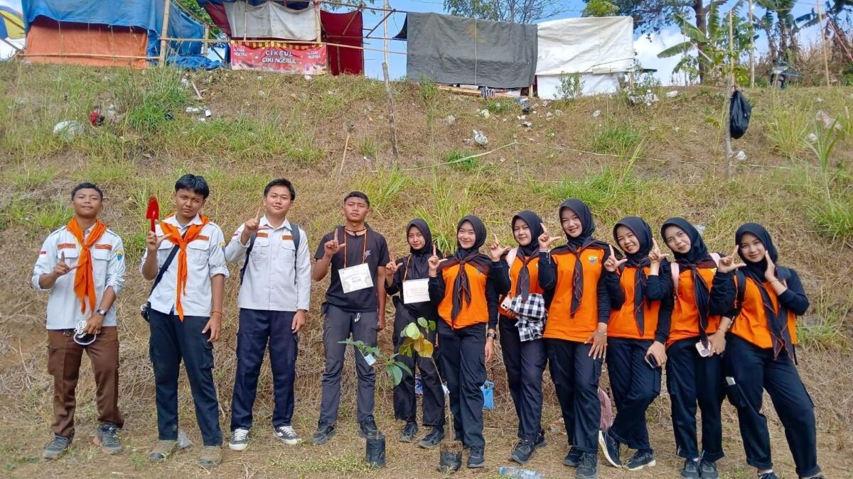 Hijaukan Bumi Perkemahan, Divisi Konservasi PALAMANTA MAN 1 Majalengka Tanam Pohon