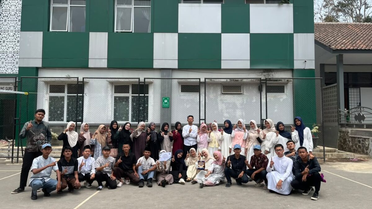 MAN 1 Majalengka Beri Penghargaan Kehadiran Terbaik Periode Agustus kepada Kelas XI.1