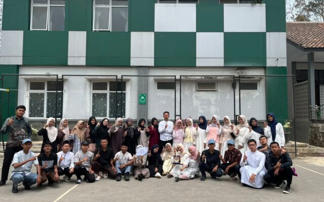 MAN 1 Majalengka Beri Penghargaan Kehadiran Terbaik Periode Agustus kepada Kelas XI.1