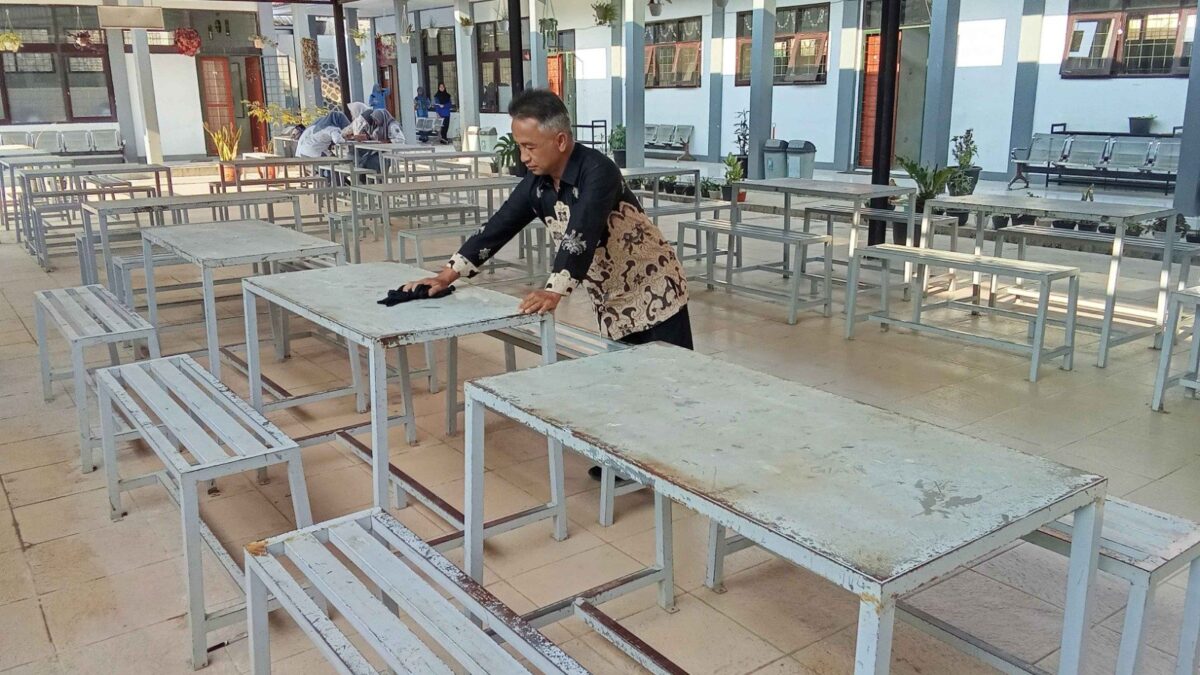 Tingkatkan Kenyamanan KBM, Staf MAN 1 Majalengka Bersihkan Fasilitas Halaman Belajar Terbuka