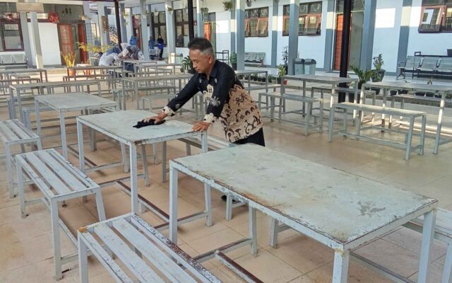 Tingkatkan Kenyamanan KBM, Staf MAN 1 Majalengka Bersihkan Fasilitas Halaman Belajar Terbuka