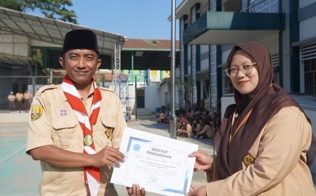 MAN 1 Majalengka Berikan Apresiasi Kepada Pembina Paskibra Kontributor Berita Terbanyak