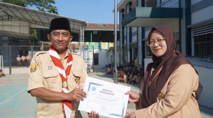 MAN 1 Majalengka Berikan Apresiasi Kepada Pembina Paskibra Kontributor Berita Terbanyak