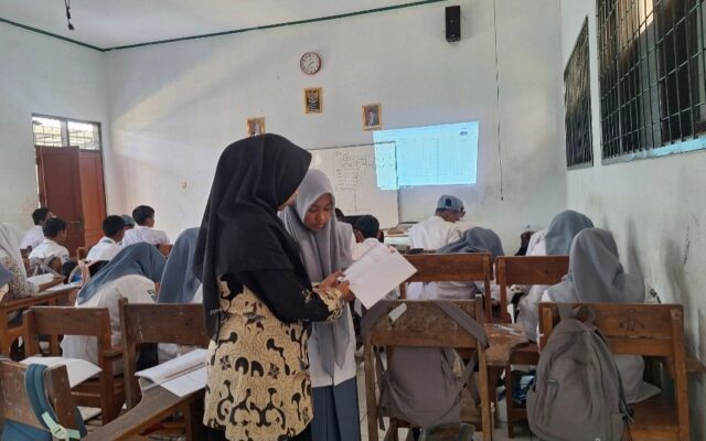 Siswa Kelas X-9 MAN 1 Majalengka Eksplorasi Grafik Fungsi Eksponen Lewat Aplikasi GeoGebra