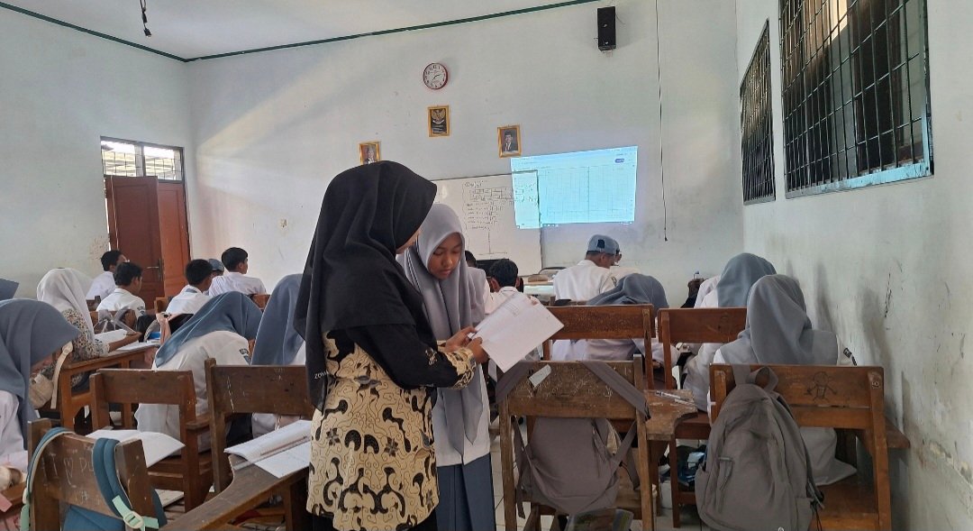 Siswa Kelas X-9 MAN 1 Majalengka Eksplorasi Grafik Fungsi Eksponen Lewat Aplikasi GeoGebra