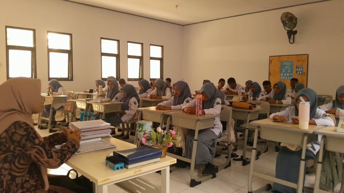 Awali Pembelajaran, Siswa X-1 MAN 1 Majalengka Lantunkan Asmaul Husna Bersama