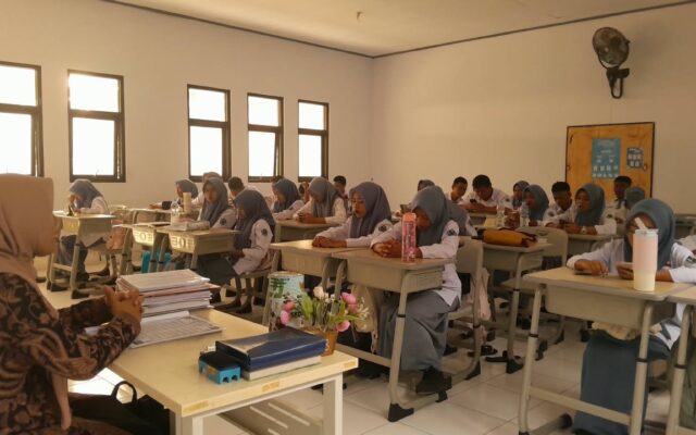 Awali Pembelajaran, Siswa X-1 MAN 1 Majalengka Lantunkan Asmaul Husna Bersama